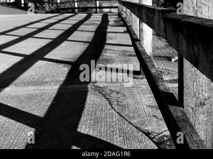 Un modèle d'ombres projetées par les chemins de fer de pont Banque D'Images