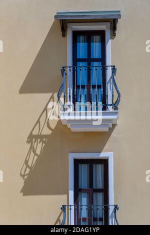 Fenêtres avec balcon sur la façade de l'immeuble avec des ornements en fonte à Bodrum, Turquie Banque D'Images