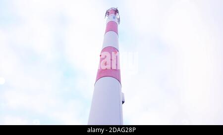 Vue à angle bas des tuyaux de l'usine industrielle, tour Chimney Banque D'Images