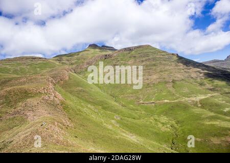 Un seuil dolorite, formant une falaise le long d'une crête de montagne dans le parc national des Golden Gate Highlands dans les montagnes Drakensberg en Afrique du Sud Banque D'Images