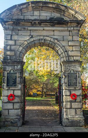 Des coquelicots sur la porte du parc pour le souvenir le dimanche 2020. 30 octobre 2020. Hexham, Angleterre. Banque D'Images