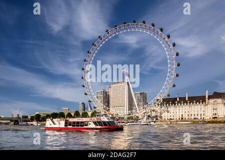 London Eye Boat Cruising City Cruise River Thames Tour en amont du ciel bleu avec Southbank, Marriott Hotel County Hall & Shell HQ Westminster Londres Banque D'Images