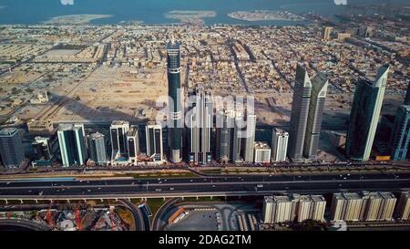 Sheikh Zayed Road gratte-ciel bâtiments avec métro de Dubaï visible, E11, Dubaï, Émirats arabes Unis, Émirats Arabes Unis Banque D'Images