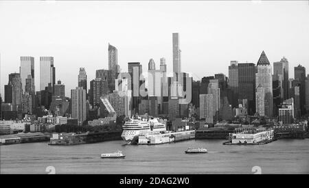 Navires dans l'East River avec vue sur les bâtiments de manhattan New York City, noir et blanc Banque D'Images