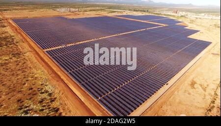 vue sur les panneaux solaires dans le désert. Banque D'Images