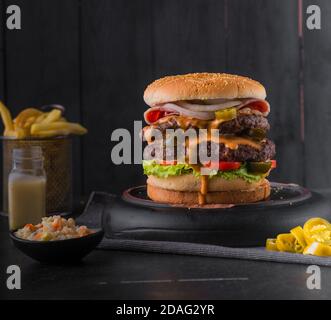 Le double cheese burger Banque D'Images