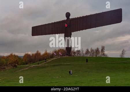 L'Ange du Nord avec le coquelicot de la Légion britannique à Gateshead, au nord-est de l'Angleterre. Le grand coquelicot peut être vu sur la statue d'Anthony Gormley connue comme la porte d'entrée du nord-est de l'Angleterre. 11 novembre 2020. Gateshead, Royaume-Uni. Banque D'Images