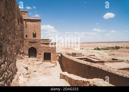 Ouarzazate est une ville au sud des montagnes du Haut Atlas du Maroc, connue comme une porte d'accès au désert du Sahara, en Afrique Banque D'Images