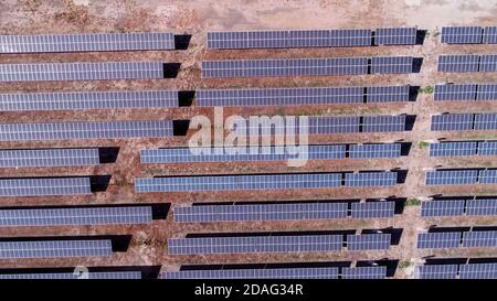 ferme de panneaux solaires en vue aérienne. Énergie alternative, écologie concept de conservation de l'énergie, pendant une journée ensoleillée dans le désert. Banque D'Images