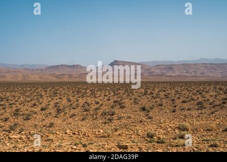 Belle vue panoramique sur les canyons et les champs de plaine au Maroc, près du désert du Sahara, en Afrique Banque D'Images