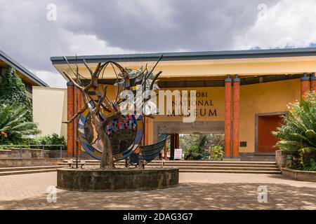 De l'extérieur du Musée National de Nairobi montrant un art sculpture en face de l'entrée principale, Nairobi, Kenya Banque D'Images