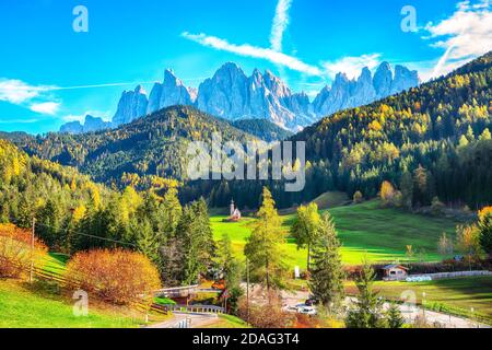 Paysages captivants dans les Dolomites avec la chapelle Saint-Jean de Ranui. Emplacement : village de Santa Maddalena, Val di Funes, Trentin-Haut-Adige, Dolomites Banque D'Images