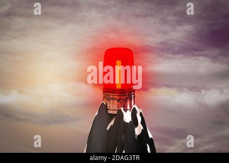Un voyant d'alarme rouge clignotant sur le sommet d'une montagne au coucher du soleil par jour magenta. L'avertissement CRA ou l'ARC déclenche l'alarme sur les applications CERB ou Comment Banque D'Images