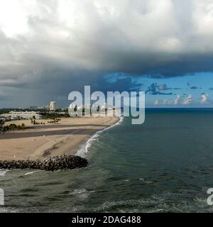 Ft. Lauderdale, FL/USA-10/31/19 : Le point de vue d'un navire de croisière de Port Everglades, à Ft. Lauderdale, Floride du chenal et de la plage. Banque D'Images