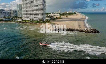 Ft. Lauderdale, FL/USA-10/31/19 : Le point de vue d'un navire de croisière de Port Everglades, à Ft. Lauderdale, Floride du chenal et de la plage. Banque D'Images