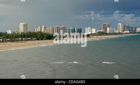 Ft. Lauderdale, FL/USA-10/31/19 : Le point de vue d'un navire de croisière de la plage, de la ville et des hôtels à Ft. Lauderdale, en Floride. Banque D'Images