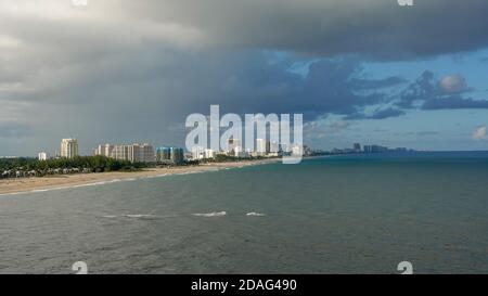 Ft. Lauderdale, FL/USA-10/31/19 : Le point de vue d'un navire de croisière de la plage, de la ville et des hôtels à Ft. Lauderdale, en Floride. Banque D'Images