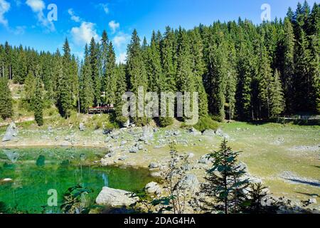 Eau de grre émeraude sur Lago di Carezza Banque D'Images