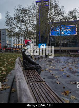 Un triste et solitaire M. Bean portant un masque et un chapeau de noël illustre les temps où nous vivons. Banque D'Images