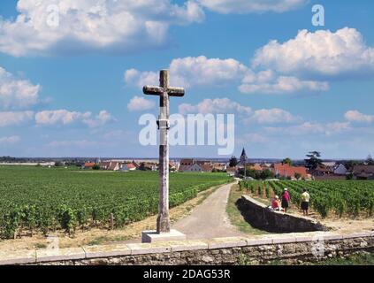 Romanée-Conti vignoble et point de repère en pierre, avec des touristes ayant un pique-nique avec le vin local à Romanée-St-vivant. Vosne-Romanée, Côte d'Or, France. Banque D'Images