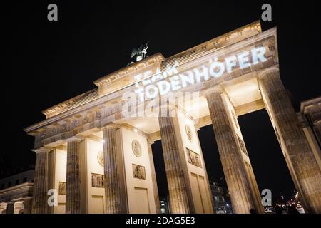 Berlin, Allemagne. 12 novembre 2020. Lors d'un rassemblement du nouveau parti 'Team Todenhöfer', le nom est projeté à la porte de Brandebourg. Credit: Jörg Carstensen/dpa/Alay Live News Banque D'Images