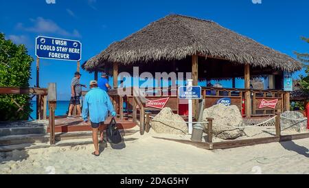 Half Moon Cay/Bahamas-10/31/19 : un bar où des boissons alcoolisées sont servis sur la plage de Half Moon Cay, Bahamas. Banque D'Images