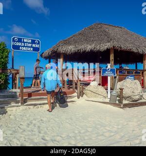 Half Moon Cay/Bahamas-10/31/19 : un bar où des boissons alcoolisées sont servis sur la plage de Half Moon Cay, Bahamas. Banque D'Images