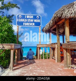 Half Moon Cay/Bahamas-10/31/19 : un bar où des boissons alcoolisées sont servis sur la plage de Half Moon Cay, Bahamas et un panneau qui dit "J'aimerais pouvoir Banque D'Images