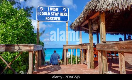 Half Moon Cay/Bahamas-10/31/19 : un bar où des boissons alcoolisées sont servis sur la plage de Half Moon Cay, Bahamas et un panneau qui dit "J'aimerais pouvoir Banque D'Images