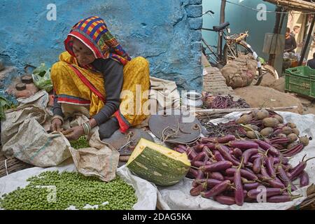 Varanasi, Inde, décembre 2015. Marché de fruits et légumes. Banque D'Images