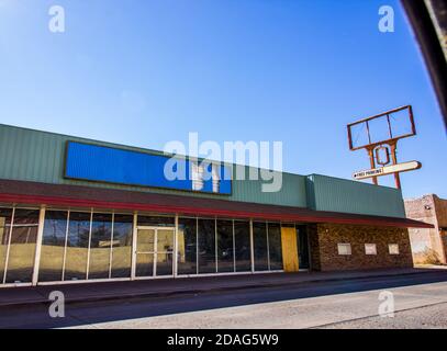 Bâtiment avant du magasin abandonné avec des affiches brisées Banque D'Images