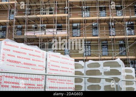 Le revêtement extérieur/isolant est remplacé sur les appartements en hauteur des jardins Kennedy à Billingham, dans le nord-est de l'Angleterre.ROYAUME-UNI Banque D'Images