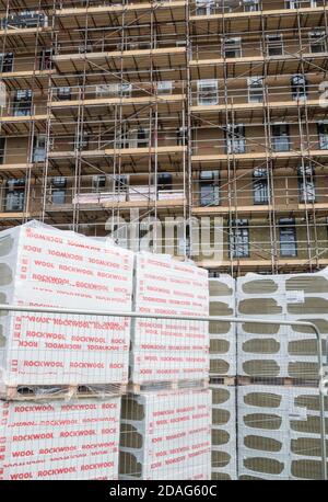 Le revêtement extérieur/isolant est remplacé sur les appartements en hauteur des jardins Kennedy à Billingham, dans le nord-est de l'Angleterre.ROYAUME-UNI Banque D'Images