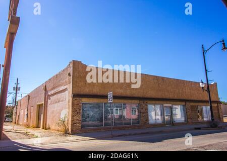 Bâtiment avant de magasin commercial vacant avec fenêtres intégrées Banque D'Images