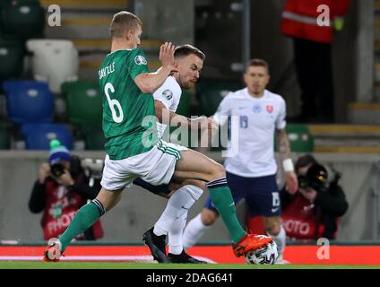 George Saville, d'Irlande du Nord (à gauche), et Albert Rusnak, de Slovaquie, se battent pour le ballon lors du match de finale de l'UEFA Euro 2020 à Windsor Park, à Belfast. Banque D'Images