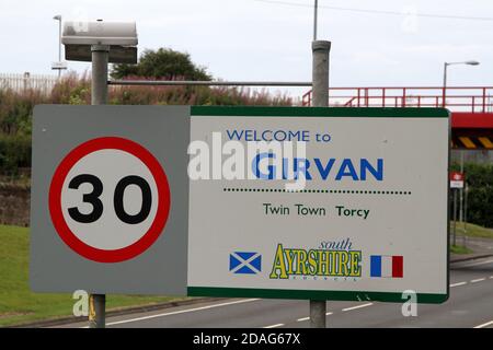Girvan, Ayrshire, Écosse, Royaume-Uni. Bienvenue à Girvan signe sur le A77 avec le signe de limite de vitesse de 30mph Banque D'Images
