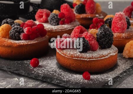 Petites tartes aux fruits fraîches faites maison avec framboises, raisins de Corinthe et mûres Banque D'Images