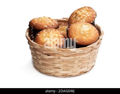 Muffins au chocolat blanc dans un panier en osier isolé sur blanc Banque D'Images