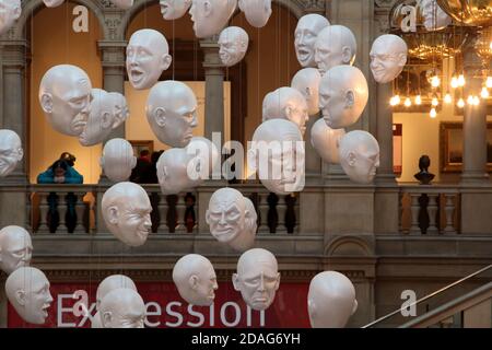 Glasgow Kelvingrove Art Gallery, Scotland, UK.Kelvingrove Art Gallery and Museum est un musée et une galerie d'art à Glasgow, en Écosse. Il a rouvert ses portes en 2006 après trois ans de rénovation et est depuis lors l'une des attractions touristiques les plus populaires d'Écosse. Installation artistique de têtes flottantes chacune avec une émotion différente Banque D'Images