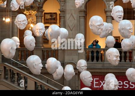 Glasgow Kelvingrove Art Gallery, Scotland, UK.Kelvingrove Art Gallery and Museum est un musée et une galerie d'art à Glasgow, en Écosse. Il a rouvert ses portes en 2006 après trois ans de rénovation et est depuis lors l'une des attractions touristiques les plus populaires d'Écosse. Installation artistique de têtes flottantes chacune avec une émotion différente Banque D'Images