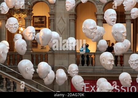 Glasgow Kelvingrove Art Gallery, Scotland, UK.Kelvingrove Art Gallery and Museum est un musée et une galerie d'art à Glasgow, en Écosse. Il a rouvert ses portes en 2006 après trois ans de rénovation et est depuis lors l'une des attractions touristiques les plus populaires d'Écosse. Installation artistique de têtes flottantes chacune avec une émotion différente Banque D'Images