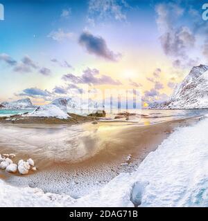 Superbe vue d'hiver sur la plage de Haukland au coucher du soleil avec beaucoup de neige et de sommets enneigés près de Leknes. Lieu: Leknes, Vestvagoy, Lofotens Banque D'Images