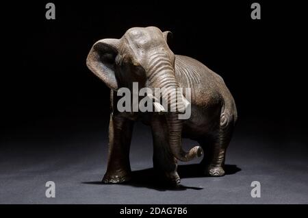 Une belle figurine d'un éléphant en étain qui apporte Bonne chance. Banque D'Images