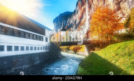 Captivante vue d'automne de l'église de Lauterbrunnen . Lieu: Village de Lauterbrunnen, Berner Oberland, Suisse, Europe. Banque D'Images