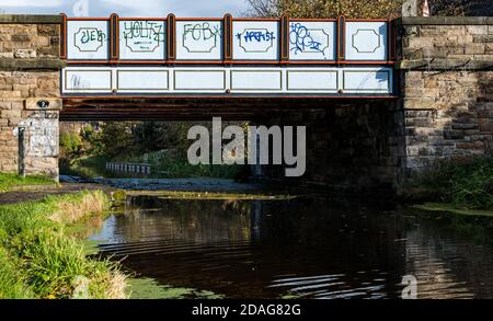 Pont au-dessus du canal Union recouvert de graffiti, Édimbourg, Écosse, Royaume-Uni Banque D'Images