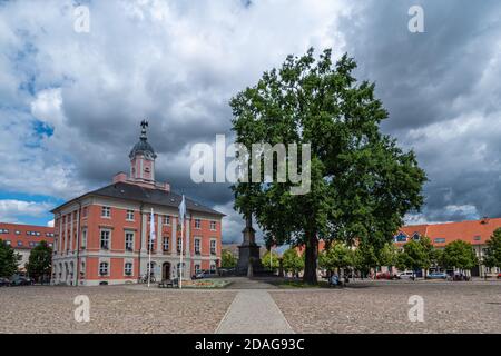 Templin im Sommer, Marktplatz und historisches Rathaus BEI ziehenden Wolken Banque D'Images