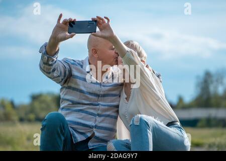 joyeux couple senior datant, prenant le selfie et s'amuser en plein air Banque D'Images