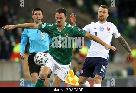 Jonny Evans (à gauche), en Irlande du Nord, et Albert Rusnak, en Slovaquie, se battent pour le ballon lors du match de finale de l'UEFA Euro 2020 à Windsor Park, à Belfast. Banque D'Images