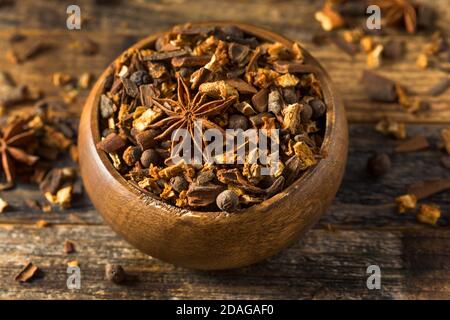 Sécher les épices de muling biologique dans un bol pour le vin chaud Banque D'Images