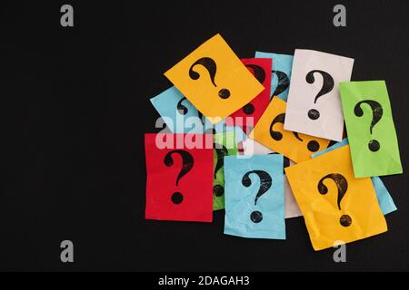 Points d'interrogation colorés. Gros plan. Banque D'Images